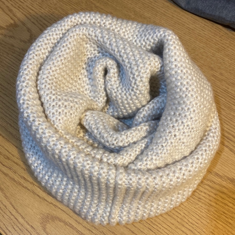 NWOT - H&M Circle Scarf